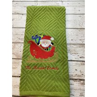 Besticktes Personalisiertes Weihnachts Geschirrtuch | Weihnachtsmann Schlitten Handtuch |Kitchen Santa Es Sled Novelty Küchentuch Urlaubsgeschenk von LHGembroiderydesigns