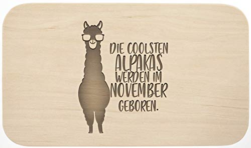 Frühstücksbrett mit Gravur - ''Die coolsten Alpakas werden im November geboren'' - Holz - hochwertige Qualität - Geschenk - Schneidebrett - Küchenbrett - Frühstücksbrettchen - Brotzeitbrett (November) von LIEBTASTISCH