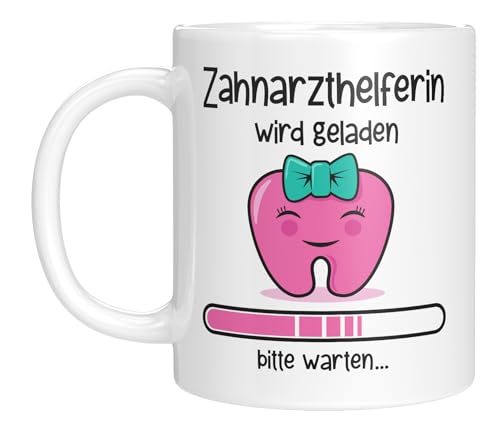 Lustige Tasse für Zahnarzthelferinnen | Zahnärzthelferin wird geladen - bitte warten | Kaffeebecher, 330 ml | Geschenkidee Lustige Tasse für Zahnarzthelferinnen | Zahnärzthelferin wird geladen - bitte warten | Kaffeebecher, 330 ml | Geschenkidee von LIEBTASTISCH