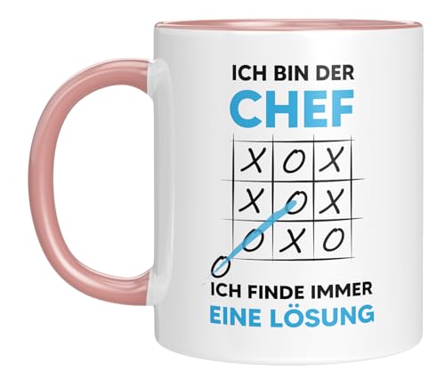 Lustige Tasse mit Spruch | Ich bin der Chef, ich finde immer eine Lösung | Mit Tic Tac Toe-Motiv | Geschenkidee für den Boss | Kaffeebecher 330 ml von LIEBTASTISCH