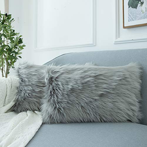 LIGICKY 2er Set Kunstfell Kissenbezug Einfarbig Plüsch Weich Künstlich Pelz Throw Kopfkissenbezug Kissenhülle Dekorative Rechteck Kissen Dekokissen für Sofa Schlafzimmer Auto, 30 x 50 cm Weiß LIGICKY 2er Set Kunstfell Kissenbezug Einfarbig Plüsch Weich Künstlich Pelz Throw Kopfkissenbezug Kissenhülle Dekorative Rechteck Kissen Dekokissen für Sofa Schlafzimmer Auto, 30 x 50 cm Weiß von LIGICKY
