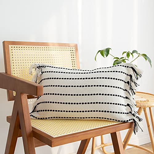 LIGICKY Kissenbezug Boho Streifen Dekorative Kissenbezüge Quaste Weich Kissenhülle Baumwolle Deko Kissen Sofakissen für Wohnzimmer Couch Schlafzimmer Büro Auto 30 x 50 cm Weiß und Schwarz von LIGICKY