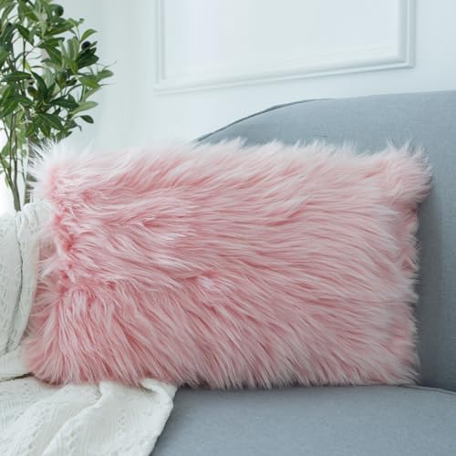 LIGICKY Kunstfell Kissenbezug Einfarbig Plüsch Weich Künstlich Pelz Throw Kopfkissenbezug Kissenhülle Dekorative Rechteck Kissen Dekokissen für Sofa Schlafzimmer Auto, 30 x 50 cm Rosa von LIGICKY