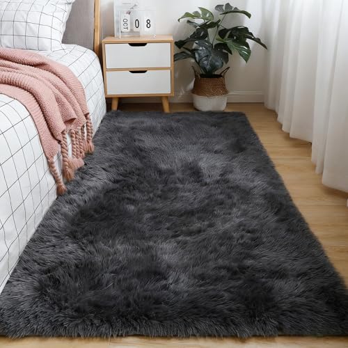 LIHUANE Shaggy Teppich 150 x 270 cm Waschbar Flauschig Hochwertiger Outdoor Teppich Langlebig Und Pflegeleicht für Wohnzimmer, Schlafzimmer Und Terrasse, Dunkelgrau LIHUANE Shaggy Teppich 150 x 270 cm Waschbar Flauschig Hochwertiger Outdoor Teppich Langlebig Und Pflegeleicht für Wohnzimmer, Schlafzimmer Und Terrasse, Dunkelgrau von LIHUANE