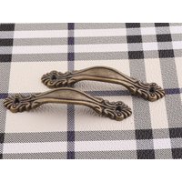Geprägtpulle Pull Dresser-73mm-Box Cabinet Drop Dekorative Vintage Möbel Metall Knob Mit Zwei Prong 2 Sätze von LIKEBAGS