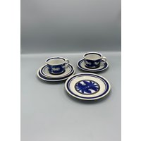 Ein Paar | 2 "Hiline' Blå Almue Trio Sets - Teetasse, Untertasse Und Dessertteller, Von Yamato, Dänemark, 1970Er Jahre von LIKEaDANISH