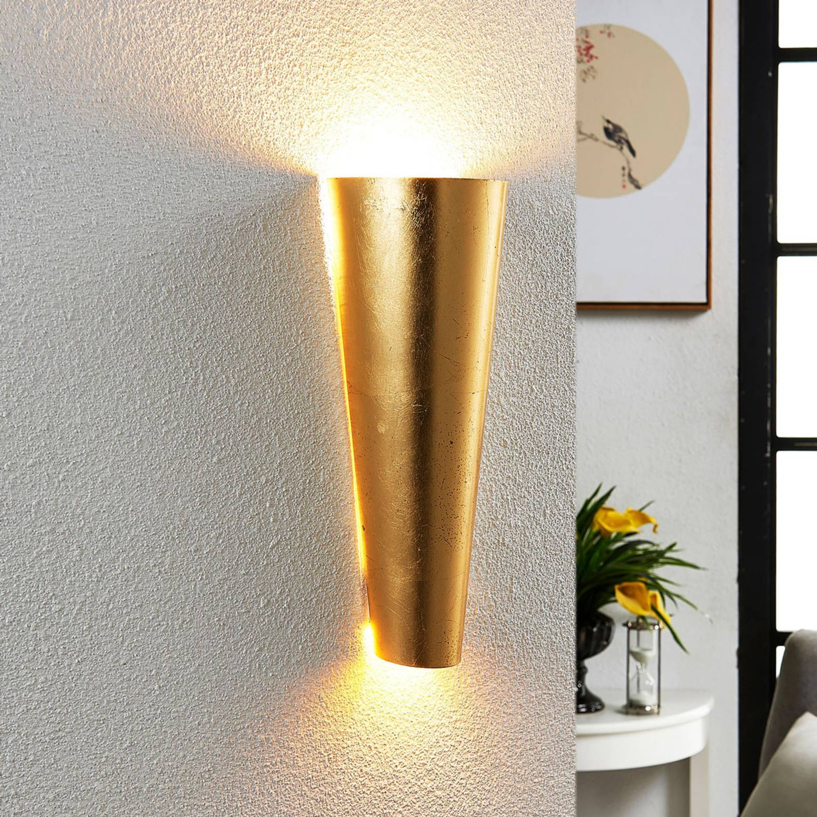Formvollendete Wandleuchte Conan in Gold Formvollendete Wandleuchte Conan in Gold von LINDBY