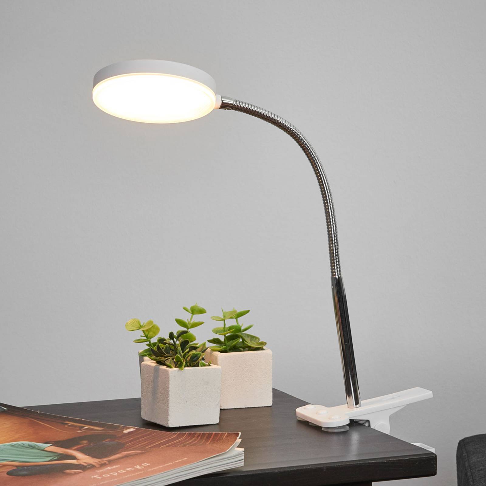 Lindby LED-Klemmtischleuchte Milow, weiß, Metall, 36 cm hoch Lindby LED-Klemmtischleuchte Milow, weiß, Metall, 36 cm hoch von LINDBY