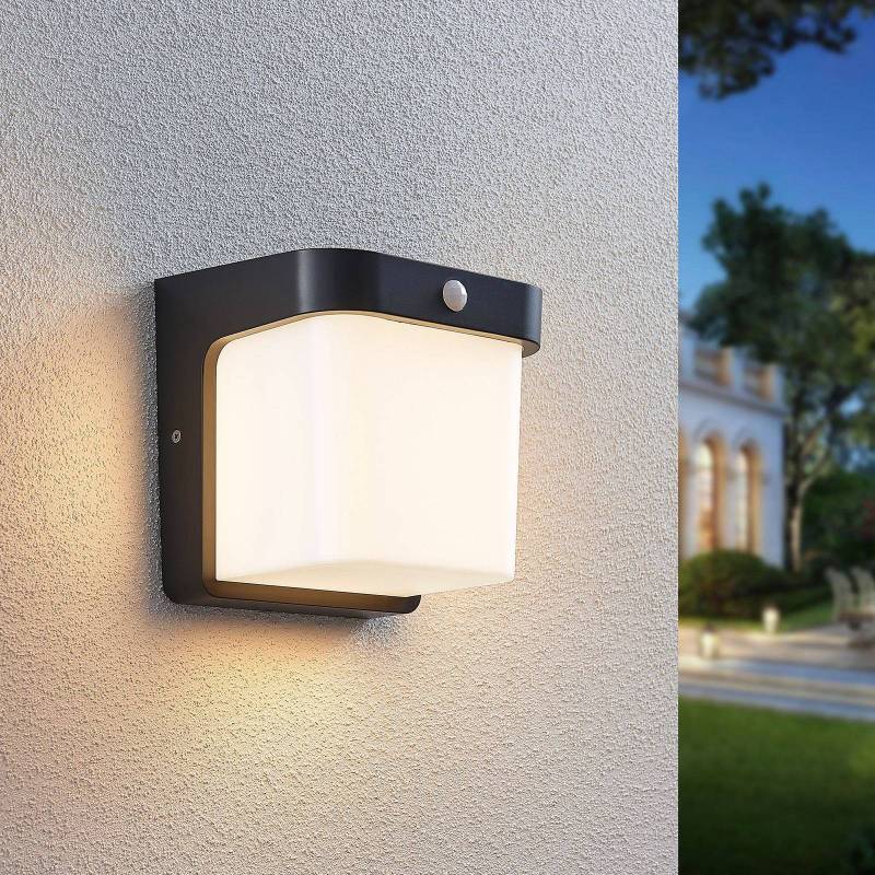 LED-Außenwandlampe Adenike mit Sensor von LINDBY
