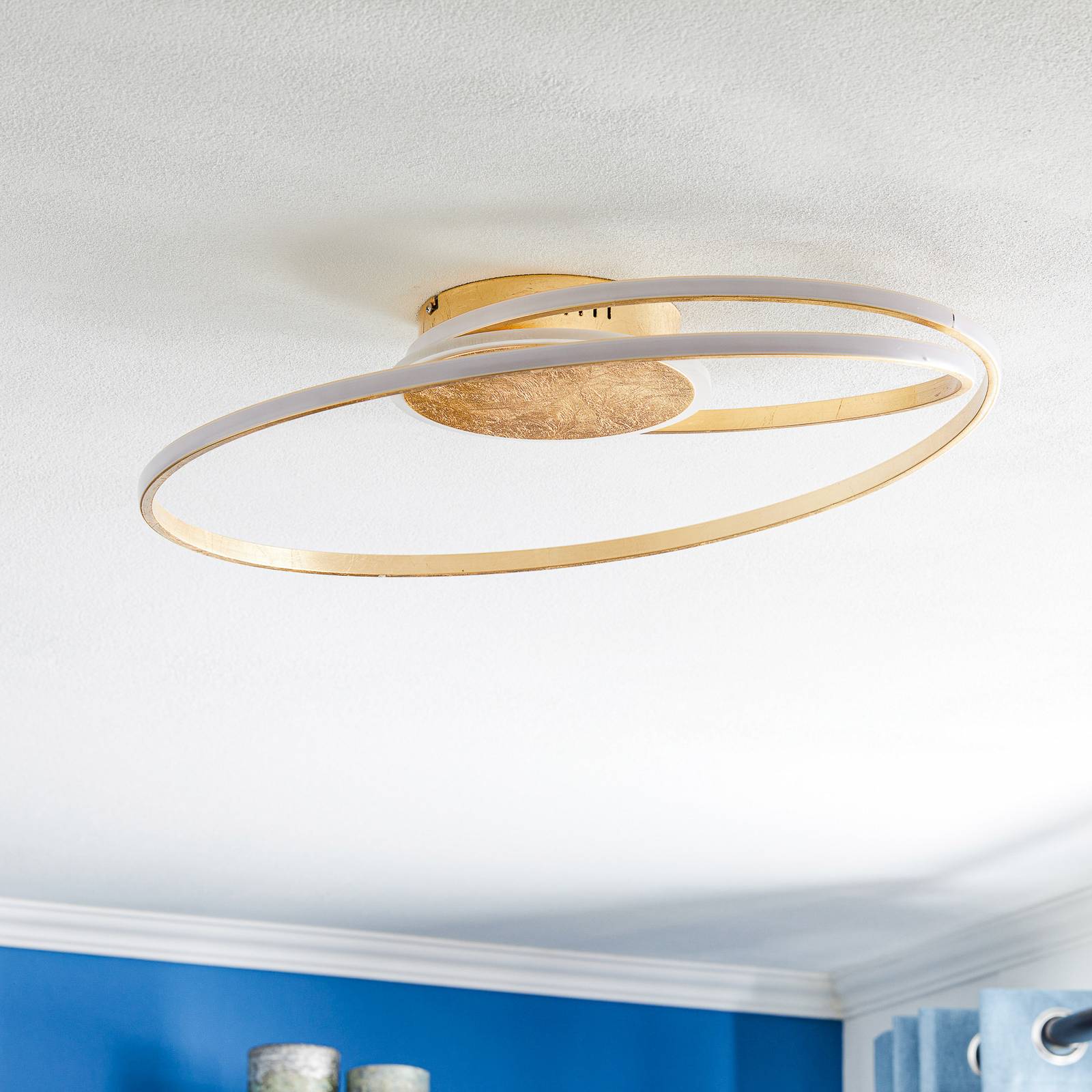 Lindby Dorle LED-Deckenleuchte, gold, Ø 60 cm von LINDBY