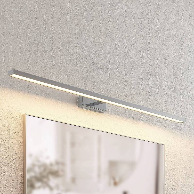 Lindby LED-Spiegelleuchte Jukka, 120 cm, chrom, Metall, IP44 von LINDBY