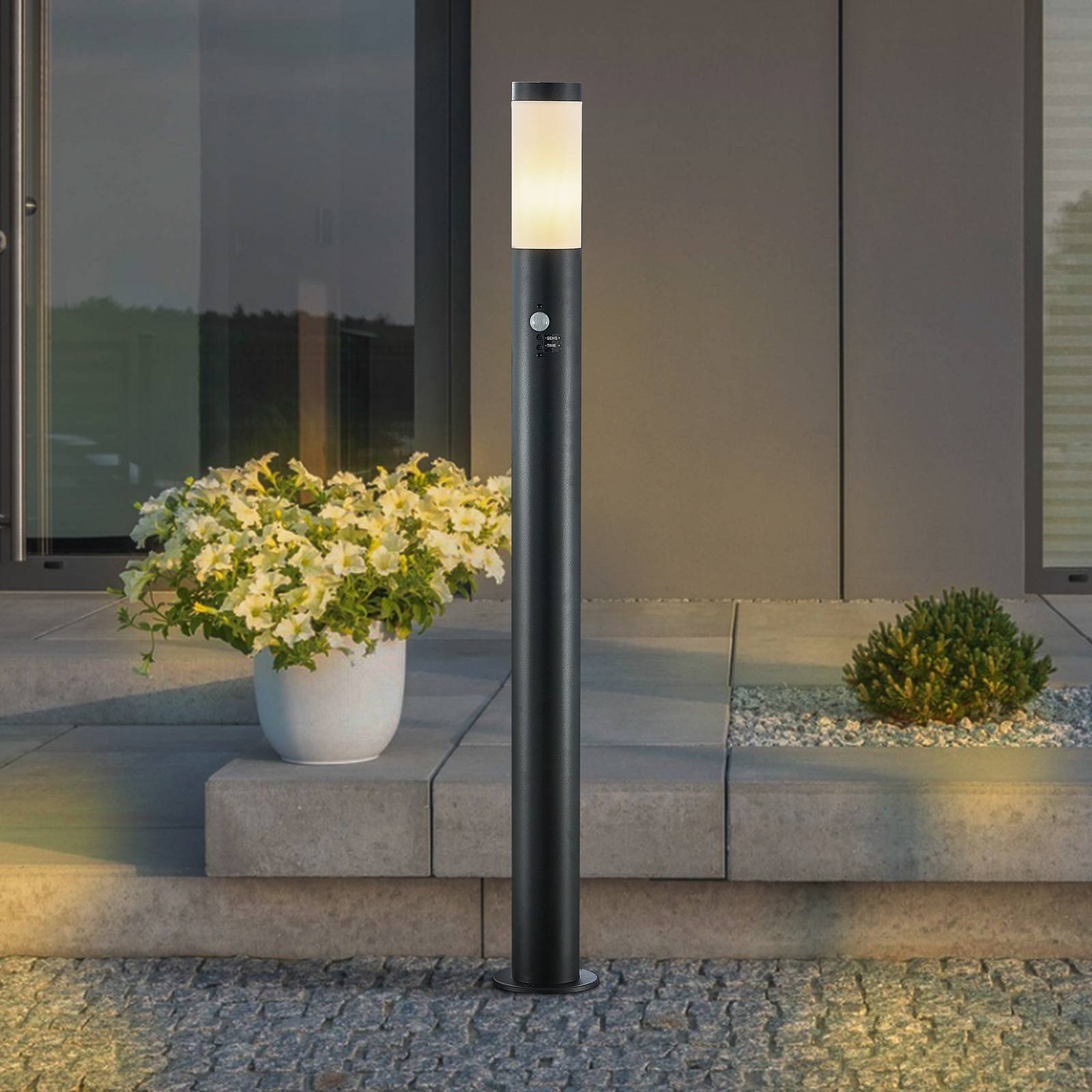 Lindby Wegelampe Statius, anthrazit/weiß, Sensor, 100cm von LINDBY