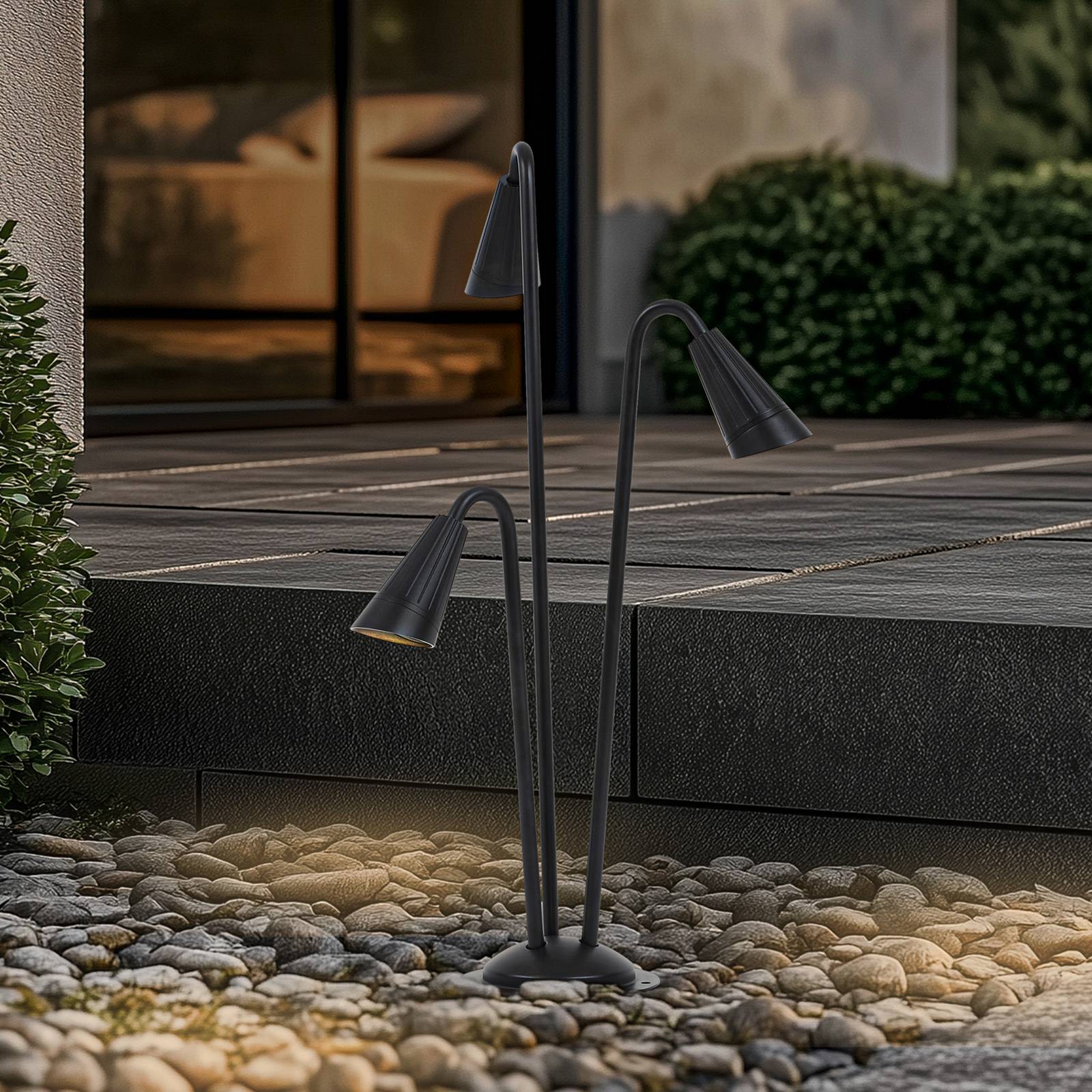 Lindby Wegeleuchte Sorvete, schwarz, Metall, 3-flg., 83cm von LINDBY