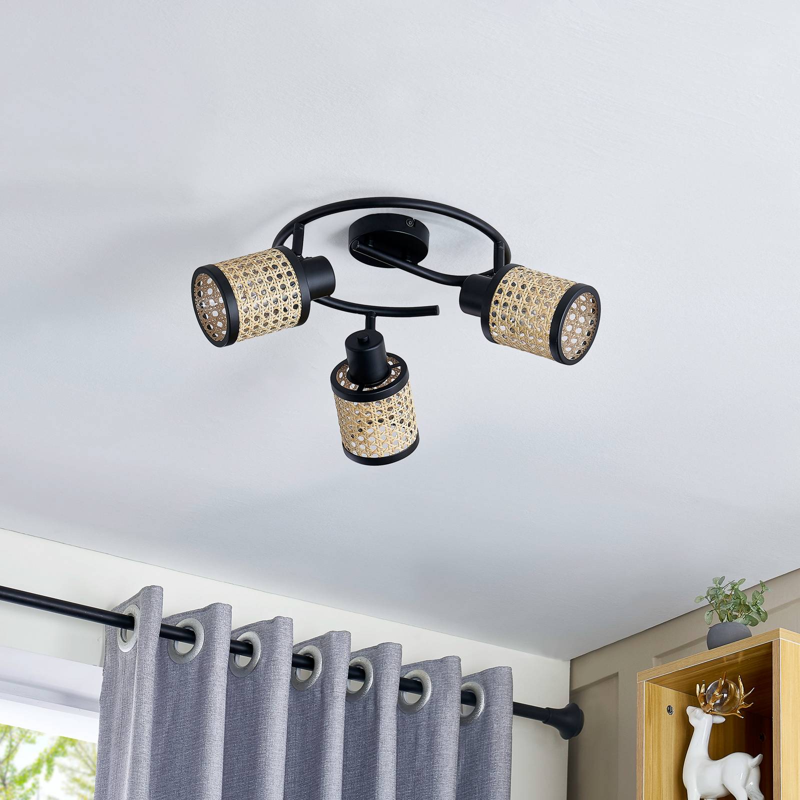 Lindby Spot Yaelle, Ø 30 cm, 3-flg., Rattan, schwarz, E27 von LINDBY