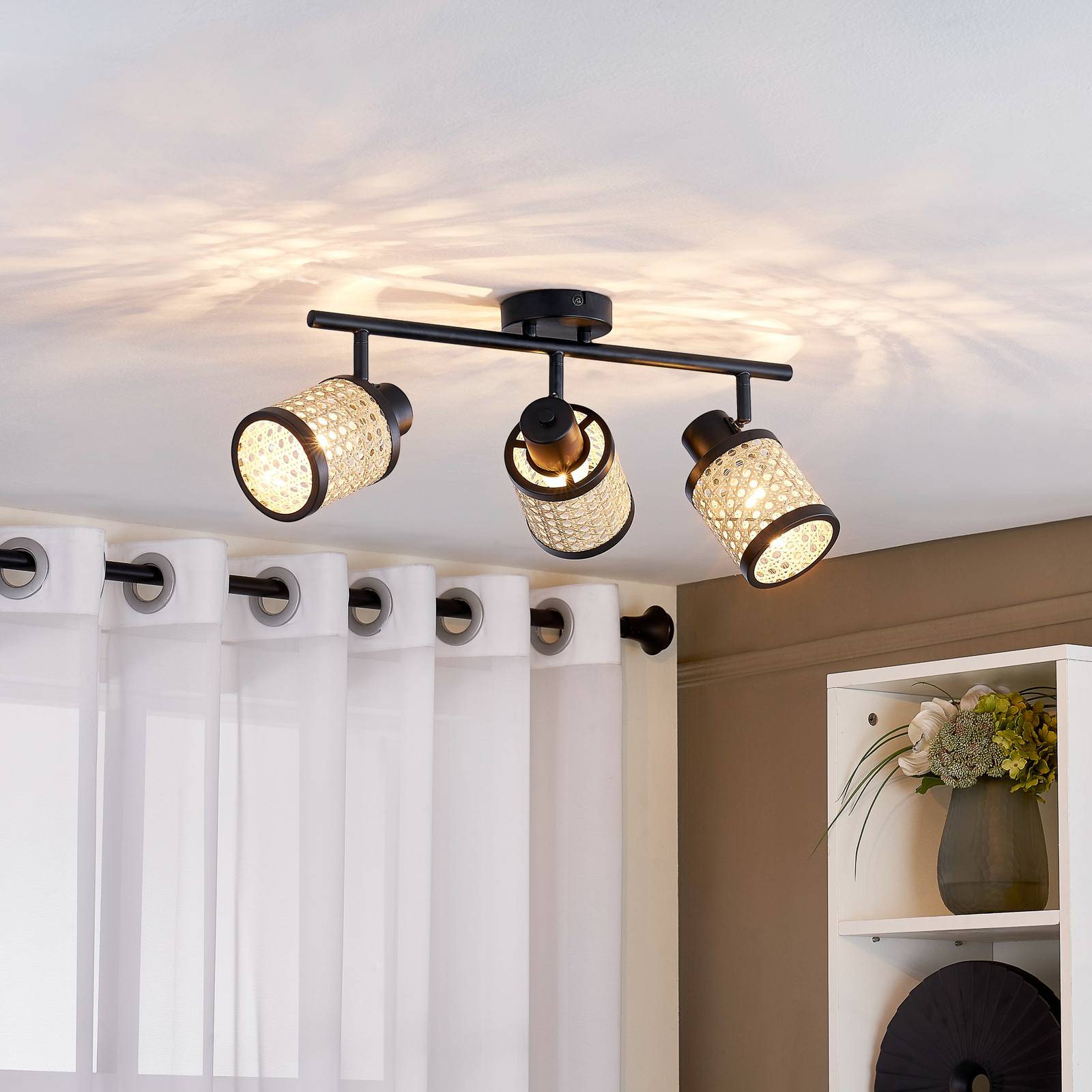 Lindby Spot Yaelle, 52 cm, 3-flg., Rattan, schwarz, E27 von LINDBY