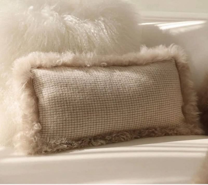 LIRA Deko Kissenbezug Lammfell Kissenhülle Merinowolle 50x30 cm mit Fellbesatz 100 % beige, weich & atmungsaktiv, Luxuskissenbezug LIRA Deko Kissenbezug Lammfell Kissenhülle Merinowolle 50x30 cm mit Fellbesatz 100 % beige, weich & atmungsaktiv, Luxuskissenbezug von LIRA Deko