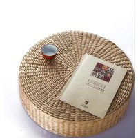 Handgefertigte, umweltfreundliche Tatami-Matte im japanischen Stil. Handgewebtes, atmungsaktives, flaches Tatami-Sitzkissen aus gestricktem Stroh, Handgefertigte, umweltfreundliche Tatami-Matte im japanischen Stil. Handgewebtes, atmungsaktives, flaches Tatami-Sitzkissen aus gestricktem Stroh, von LLING