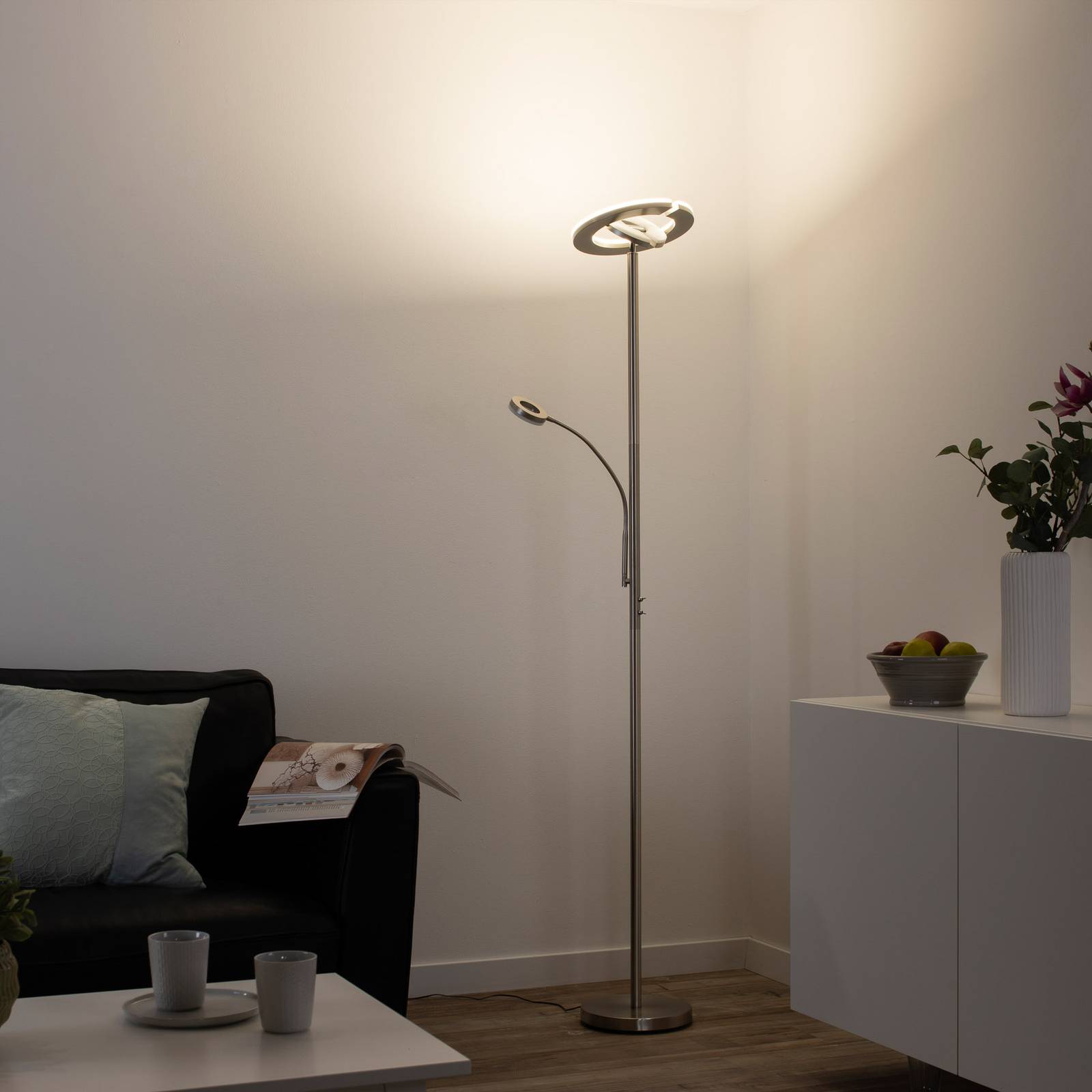 LED-Deckenfluter LOLAsmart Rocco mit Lesearm von LOLA Smart