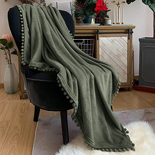 LOMAO Flanelldecke mit Pompon-Fransen, leichte, gemütliche Bettdecke, weiche Überwurfdecke, für Couch, Sofa, geeignet für alle Jahreszeiten, Dunkel-Olivgrün, ca. 130 x 160 cm von LOMAO