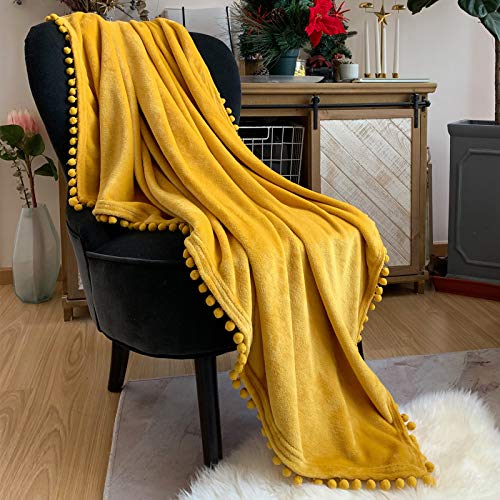 LOMAO Flanelldecke mit Pompon-Fransen, leichte, gemütliche Bettdecke, weiche Überwurfdecke, für Couch, Sofa, geeignet für alle Jahreszeiten, Senfgelb, ca. 130 x 160 cm von LOMAO