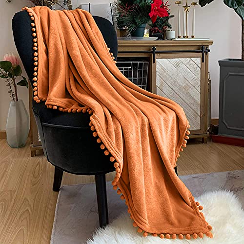 LOMAO Flanelldecke mit Pompon-Fransen, leichte, gemütliche Bettdecke, weiche Überwurfdecke, für Couch, Sofa, geeignet für alle Jahreszeiten, Orange, ca. 130 x 160 cm von LOMAO