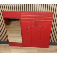 1970Er Garderobe Flurgarderobe Wandgarderobe Rot Messing String Mit Spiegel Space Age Retro von LOOKandVINTAGE