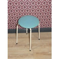 50Er Jahre Klassiker Feiner Hocker Schemel Metall Weiß Pastell Blau Retro Vintage Stool von LOOKandVINTAGE