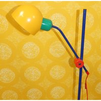 80Er Jahre Stehlampe Veneta Lumi Italy Bunt Metall Studioleuchte Standleuchter Filigran Eighties Pop Art Postmodern Mehrfarbig Vintage Retro von LOOKandVINTAGE
