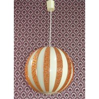 Coole Grosse Runde 70Er Jahre Hängelampe Deckenlampe Kunststoff Plexiglas Orange/Creme Mid Century Retro Vintage Space Age Pop Art Kugel Coole Grosse Runde 70Er Jahre Hängelampe Deckenlampe Kunststoff Plexiglas Orange/Creme Mid Century Retro Vintage Space Age Pop Art Kugel von LOOKandVINTAGE