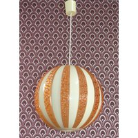 Coole Grosse Runde 70Er Jahre Hängelampe Deckenlampe Kunststoff Plexiglas Orange/Creme Mid Century Retro Vintage Space Age Pop Art Kugel von LOOKandVINTAGE