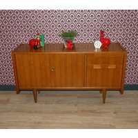 stabiles 60Er Jahre Sideboard 136cm Mid Century 1 Schublade Klappfach Modernist Anrichte Retro Kommode Vintage stabiles 60Er Jahre Sideboard 136cm Mid Century 1 Schublade Klappfach Modernist Anrichte Retro Kommode Vintage von LOOKandVINTAGE