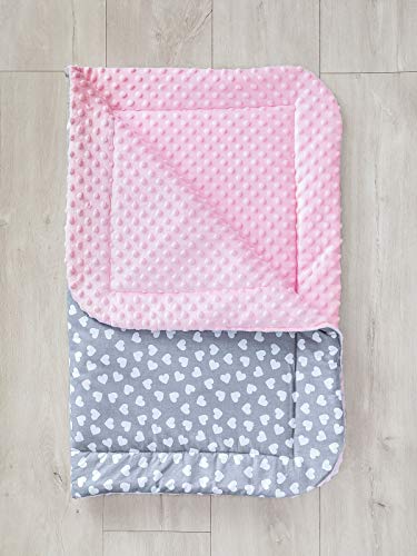 LOOLAY® Zweiseitige warm Babydecke Solo/oder mit Bärchen Kissen Decke 80 x 100 cm 100% Baumwolle/Minky Kinderwagendecke Krabbeldecke Kuscheldecke (Herzchen grau/Minky rosa) von LOOLAY