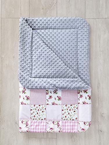 LOOLAY® Zweiseitige warm Babydecke Solo/oder mit Bärchen Kissen Decke 80 x 100 cm 100% Baumwolle/Minky Kinderwagendecke Krabbeldecke Kuscheldecke (Patchwork rosa/Minky grau) von LOOLAY