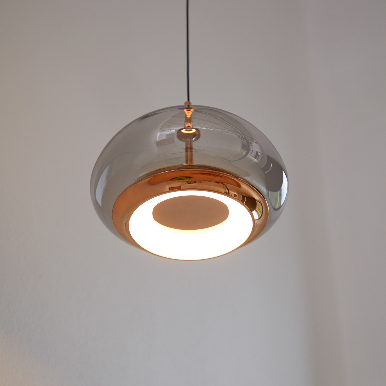 Loom Design Led Hängelampe Pendelleuchte Avalon Lampe Roségold Grau Glas 20cm B-Ware Loom Design Led Hängelampe Pendelleuchte Avalon Lampe Roségold Grau Glas 20cm B-Ware von LOOM DESIGN