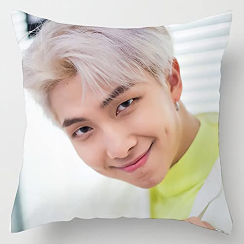 BTS Merchandise BTS Bangtan Boys Quadratisches Kissen Kpop Jimin V Suga Jung Kook Fotodruck doppelseitig kurz Plüsch Zuhause D 45 cm x 45 cm von LOUJIN