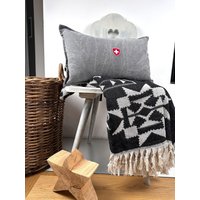 Kissen Swiss Schweizer Wappen Rot Weiß Patch Stonewashed Grau Shabby Look von LOVEISTANBULHAMAM
