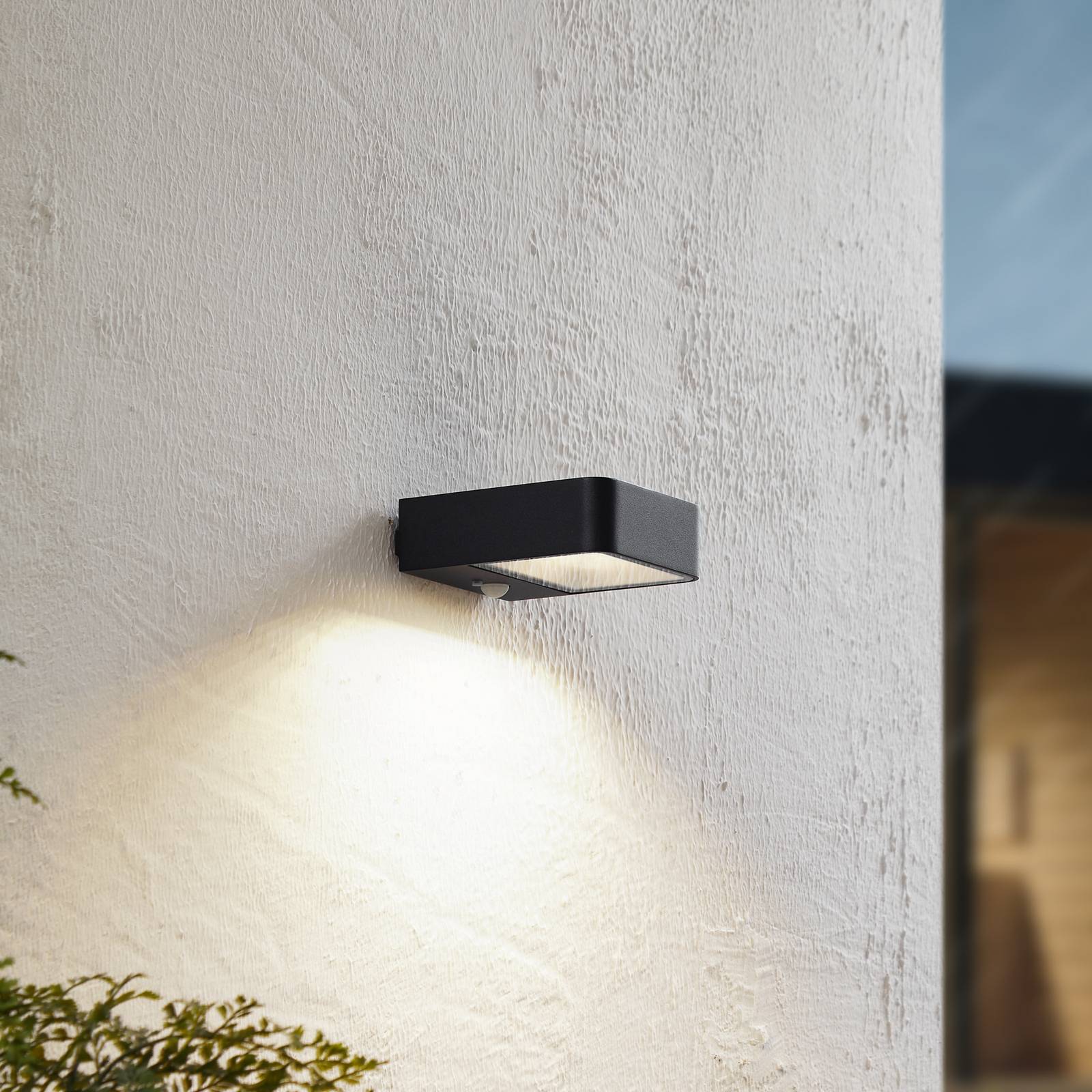Lucande LED-Solarwandlampe Dava, 5 cm hoch, Alu, Sensor von LUCANDE