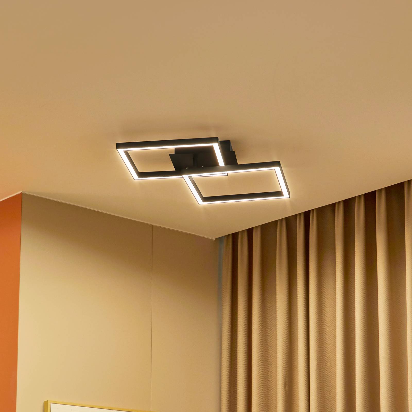 Lucande LED-Deckenlampe Tjado, 67 cm lang, schwarz, Metall Lucande LED-Deckenlampe Tjado, 67 cm lang, schwarz, Metall von LUCANDE