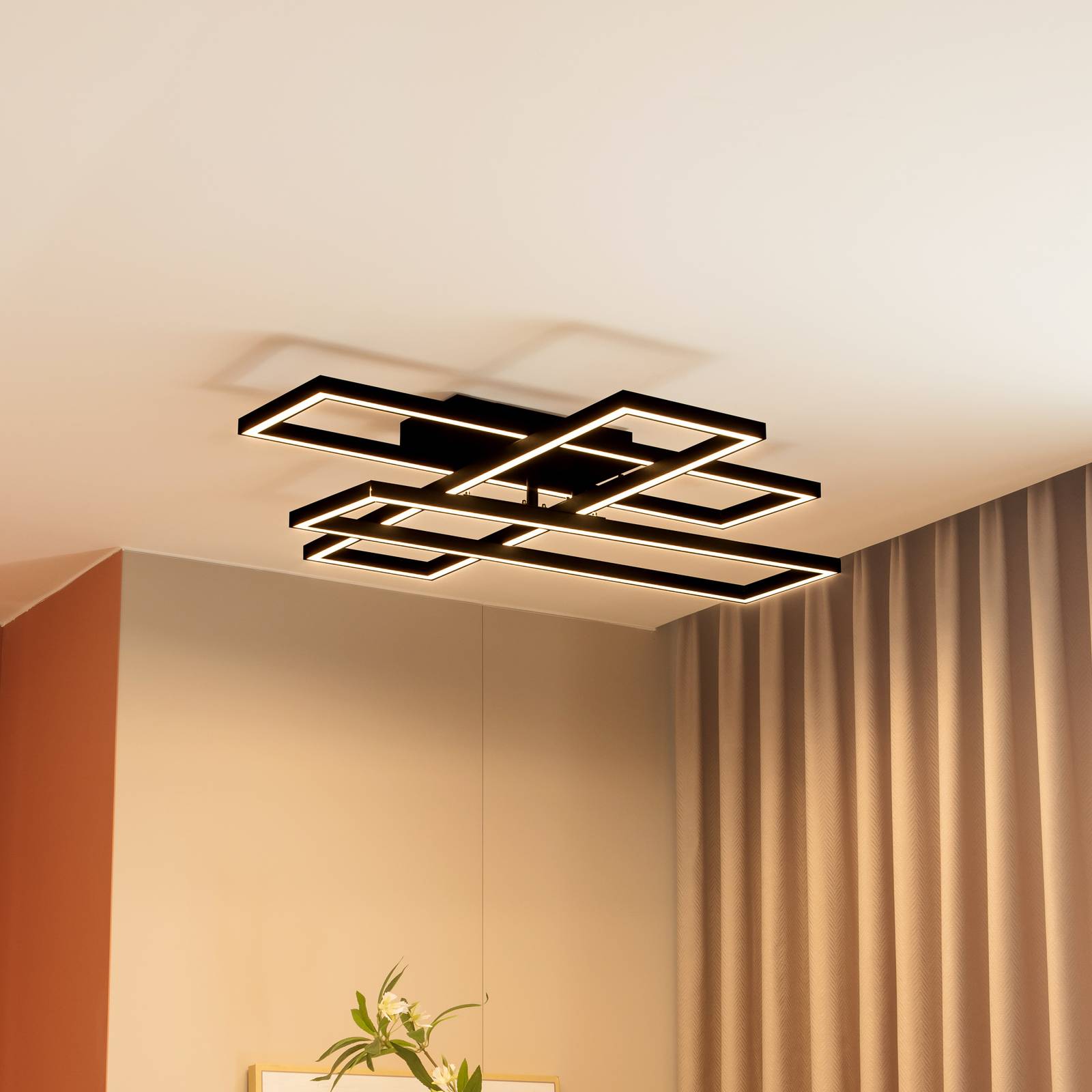 Lucande LED-Deckenlampe Tjado, 94 cm lang, schwarz, Metall Lucande LED-Deckenlampe Tjado, 94 cm lang, schwarz, Metall von LUCANDE