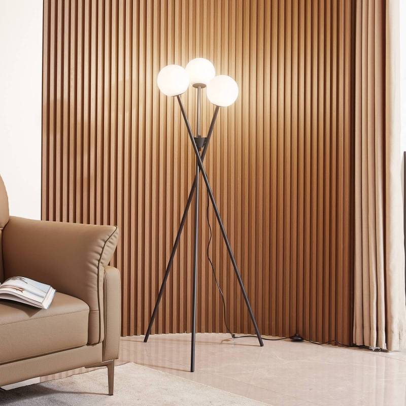 Lucande Stehleuchte Visata, schwarz, Glas, 3-flg., Dreibein von LUCANDE