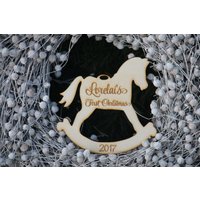 Personalisierter Laser Geschnittener Pferdeanhänger/Personalisiertes Holzpferdchen Mit Namen/Schaukelpferd Ornament/Weihnachtsbaumschmuck/Baby ́s von LUDOVIKOBOXES