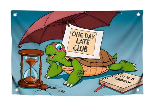 90 x 150 cm große Flaggen mit Zitat "One Day Late Club" für Zimmer Jungen und Mädchen mit vier Messingösen – einseitig coole Meme Tapisserie Flagge mit Schildkröte – Polyester-Poster für Schlafzimmer 90 x 150 cm große Flaggen mit Zitat "One Day Late Club" für Zimmer Jungen und Mädchen mit vier Messingösen – einseitig coole Meme Tapisserie Flagge mit Schildkröte – Polyester-Poster für Schlafzimmer von LUIVU