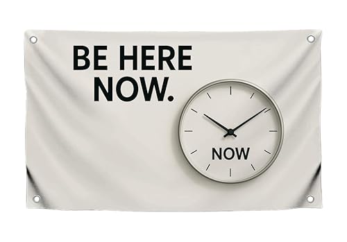 90 x 150 cm große Time Meme Flagge mit Zitat "Be Here Now" mit vier Messingösen – Polyester lustiges O'Clock Banner für Außen- oder Innendekoration – einseitige Wandteppiche, Party- oder von LUIVU