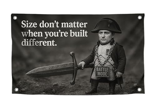 Napoleon-Humor-Flaggen mit Zitat "Size Don't Matter When You're Built Different", mit vier Messingösen, coolstes Polyester-Poster für Jungs, einseitiges Banner für Hof oder Garten, 90 x 150 cm von LUIVU