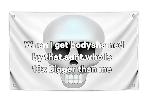 Totenkopf-Flagge mit Zitat "When I Get Bodyshamed By The Aunt Who Is 10x Bigger Than Me", mit vier Messingösen, einseitiges College-Schlafsaal-Poster, Polyester-Banner für Klassenzimmer-Dekoration, 90 von LUIVU