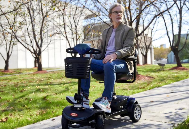 LVHOM Elektromobil faltbarer, 15-25 km, 12Ah, 300W, 136 kg Tragkraft, (Frontkorb und 360°-Drehsitz, Elektromagnetische Bremse, LCD-Display, verstellbare Armlehnen), Gesamtgewicht: 46kg von LVHOM