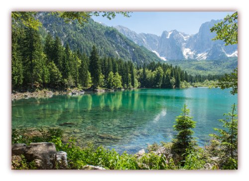 XXL Poster 100 x 70cm (S-816) Klarer Gebirgssee umgeben von Nadelwald, im Hintergrund mit imposanten schneebedeckten Gebirgsmassiven (Lieferung gerollt!) von LYSCO