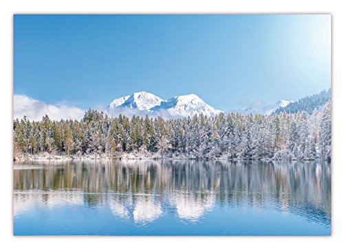 XXL Poster 100 x 70cm (S-825) Tiefverschneite Winterlandschaft mit schneebedeckten Bäumen und See im Vordergrund und Bergmassive am Horizont blauer Himmel (Lieferung gerollt!) von LYSCO