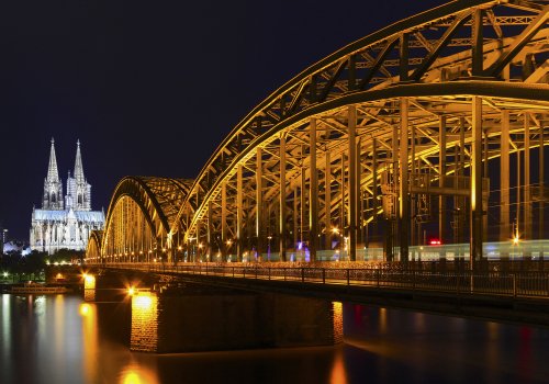 XXL Poster 100 x 70cm Köln, Hohenzollern Brücke über den Rhein bei Nacht mit Blick auf den Kölner Dom - (Lieferung gerollt!) - (SF204) von LYSCO