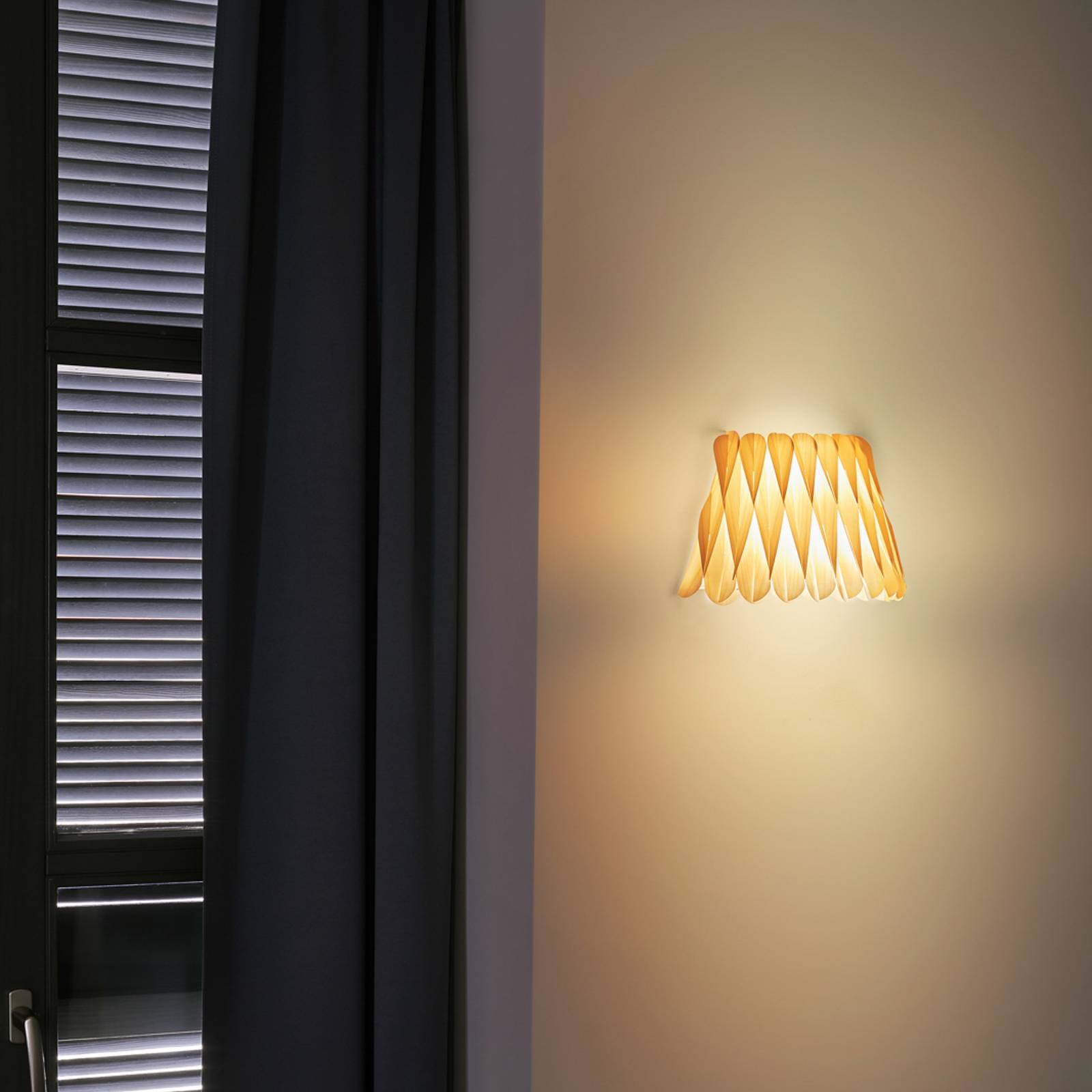 LZF Lola Holz-Wandleuchte, elfenbein von LZF LamPS